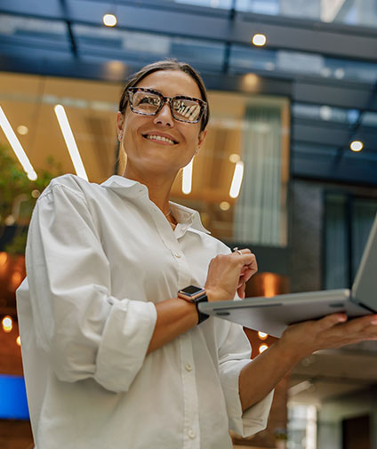 Empreendedor sorrindo usando notebook em seu negócio